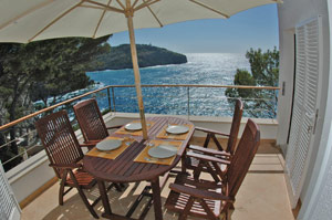 Hintere Terrasse des Apartment Ponent mit Blick über das Meer.