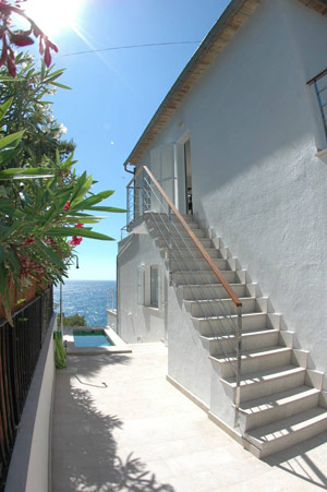 Aufgang zum Apartment Ponent mit dem Dip-Pool und der Aussendusche im Hintergrund.